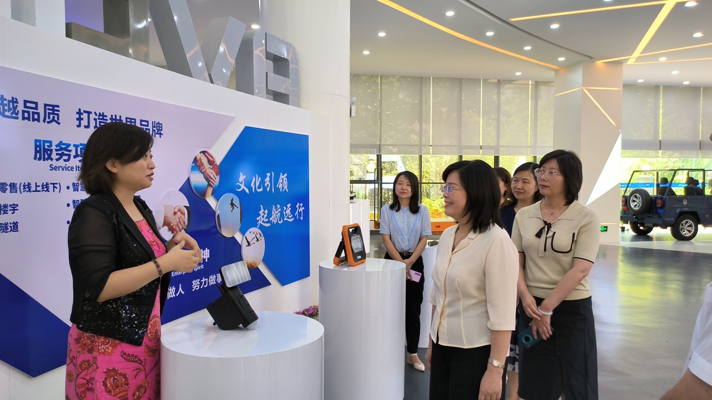 7月13日，省婦聯(lián)黨組書記、主席楊曉曼一行到全國(guó)巾幗建功先進(jìn)集體--成威科技調(diào)研3.jpg